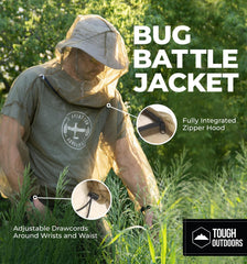 Tough Outdoors persona en jardinería usando el traje para seguridad