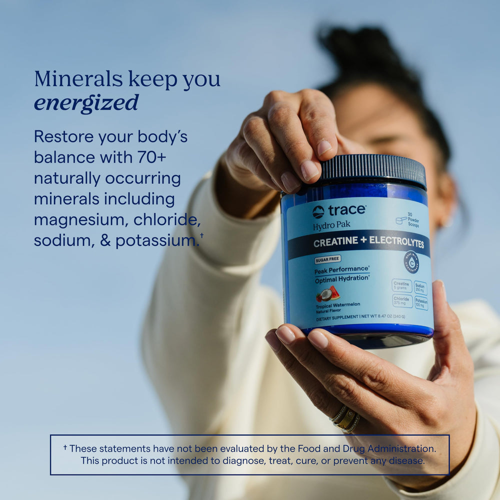 Vaso con bebida Trace Minerals y hielo, hidratación refrescante tras ejercicio