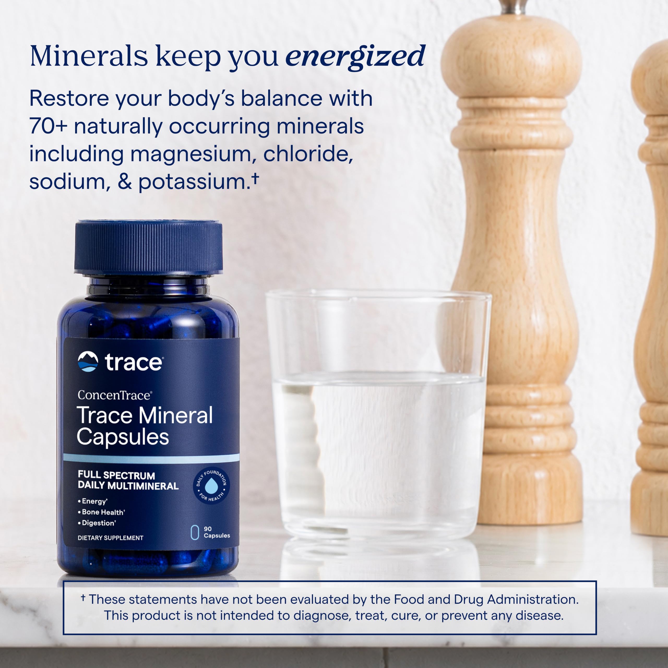 Trace Minerals cápsula abierta revelando polvo iónico para ver la composición