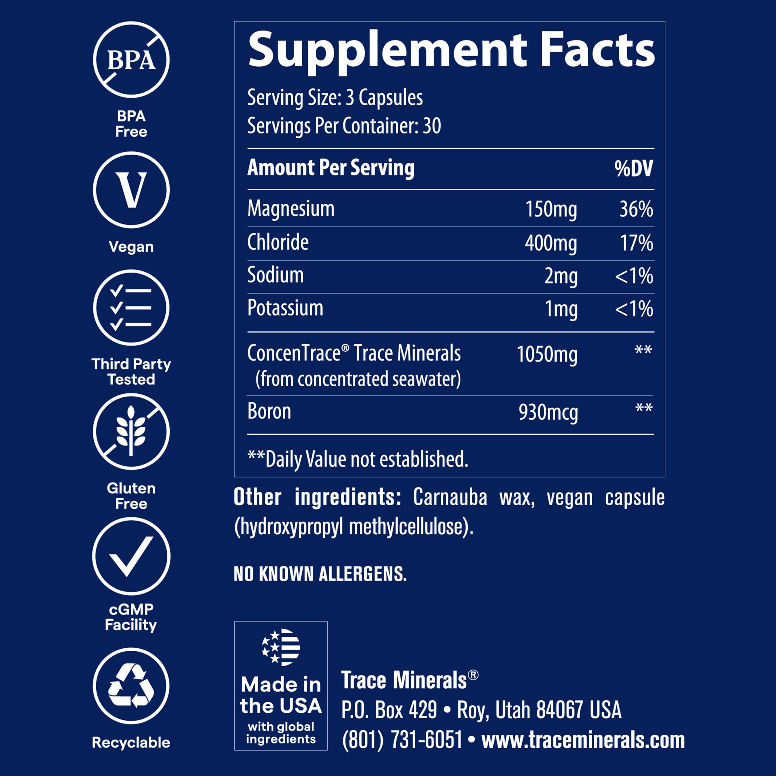 Trace Minerals cápsulas en una mano para comparar la escala y facilitar dosis