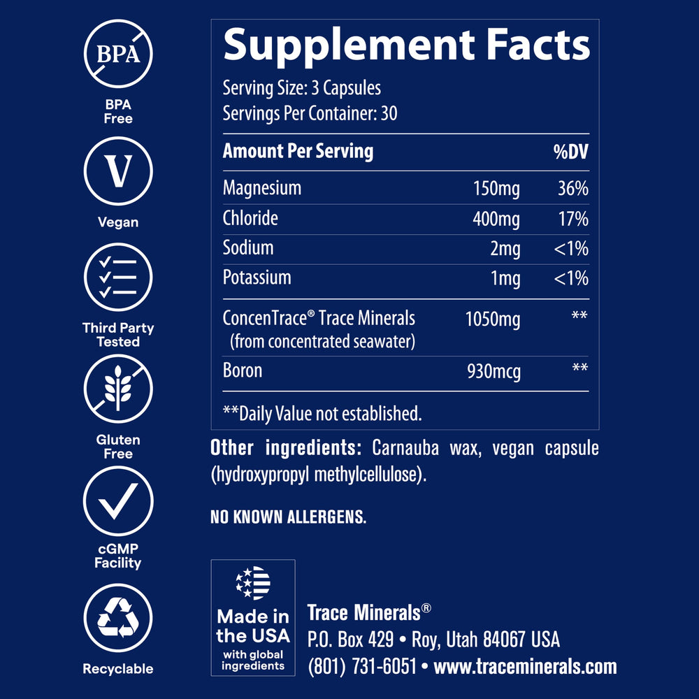 Trace Minerals cápsulas en una mano para comparar la escala y facilitar dosis