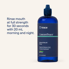 Persona usando Trace Minerals enjuague para frescura inmediata en boca