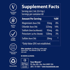 Trace Minerals vertido en un vaso de agua para hidratación rápida