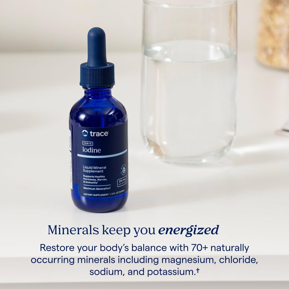 Trace Minerals gotas vertidas en vaso con agua para mezcla rápida y práctica