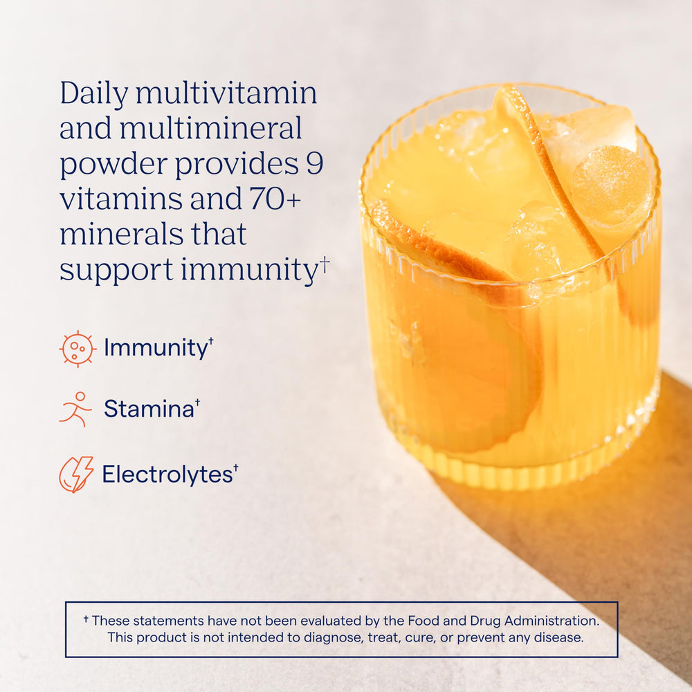 Trace Minerals sobre individual disolviéndose en agua mostrando mezcla clara y rápida hidratación