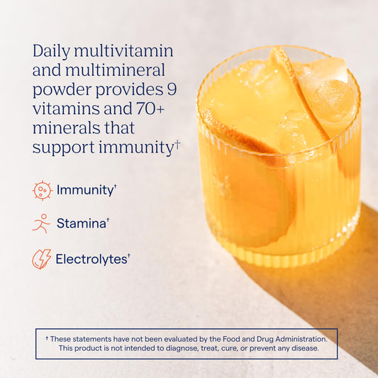 Trace Minerals sobre individual disolviéndose en agua mostrando mezcla clara y rápida hidratación