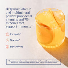 Trace Minerals sobre individual disolviéndose en agua mostrando mezcla clara y rápida hidratación
