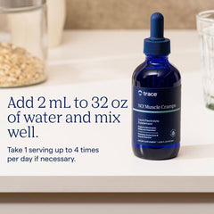 Comparación de tamaño Trace Minerals 4 oz junto a una botella de agua