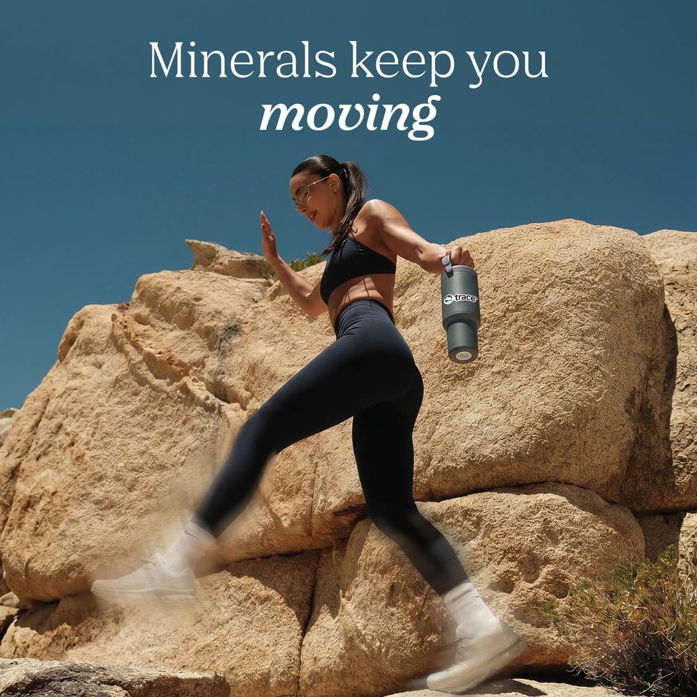 Trace Minerals frasco junto a objeto de referencia para visualizar tamaño