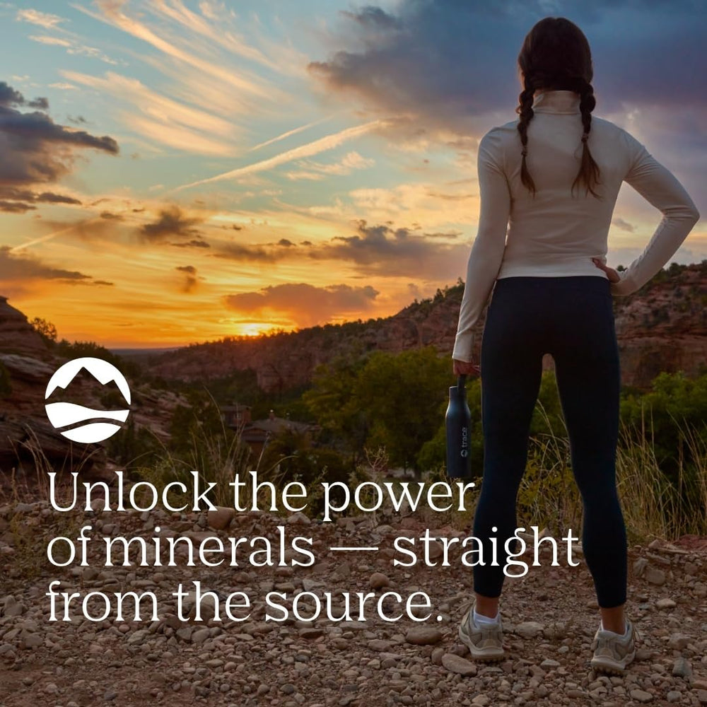 Trace Minerals atleta en gimnasio bebiendo para mantener energía y recuperación