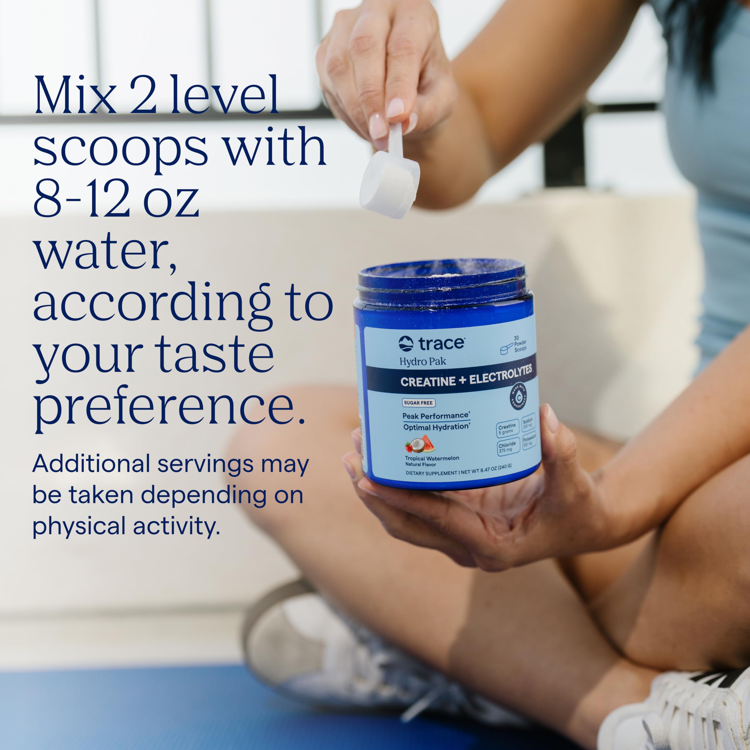 Verter Trace Minerals en agua para mezclar y preparar bebida deportiva