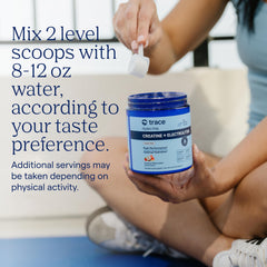 Verter Trace Minerals en agua para mezclar y preparar bebida deportiva