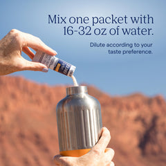 Trace Minerals en gimnasio con botella reusable para rehidratación durante ejercicio
