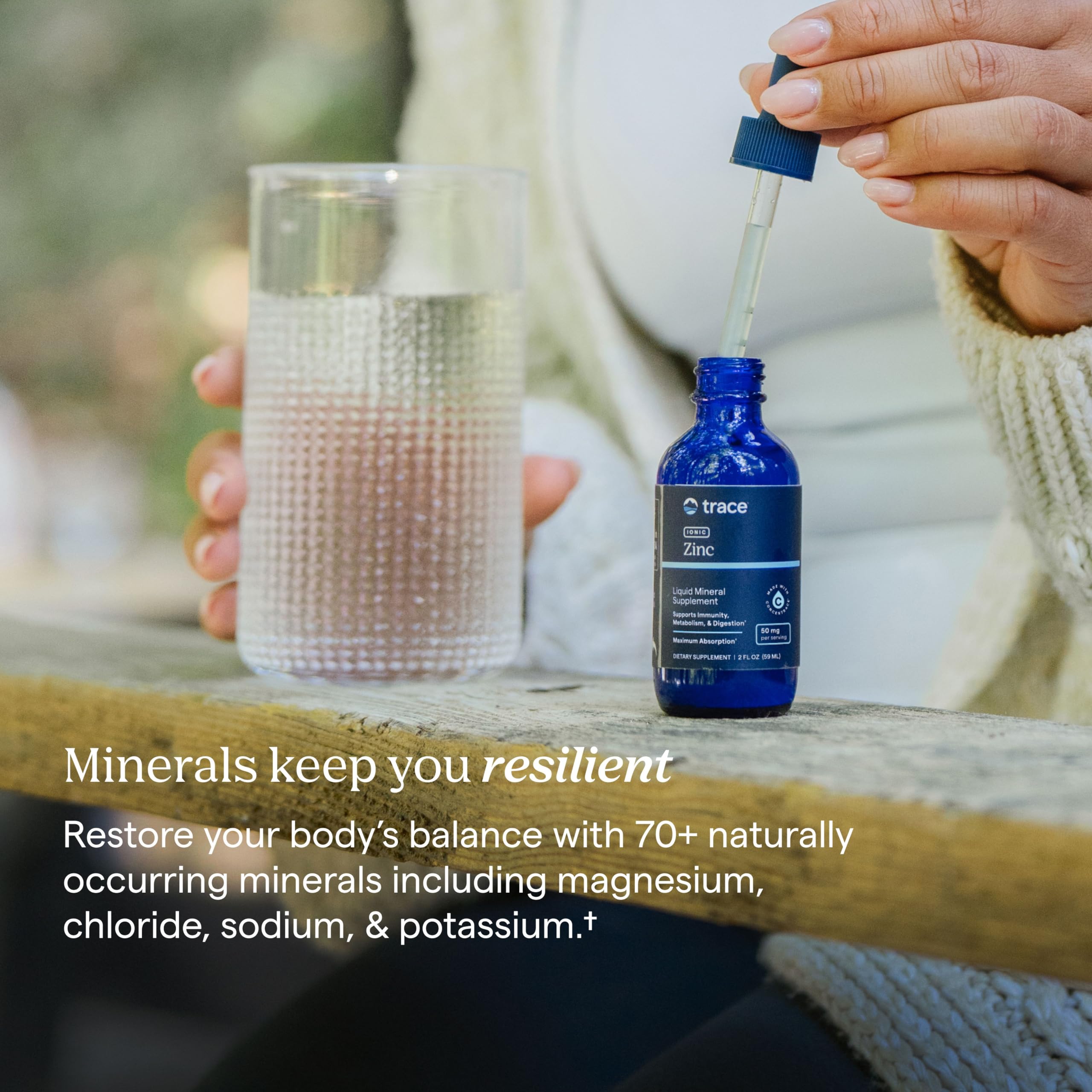 Trace Minerals junto a una regla para comparar tamaño y facilidad de transporte