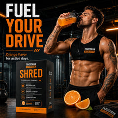 Tradesman Nutrition persona en gimnasio mezclando sobre para rendimiento activo