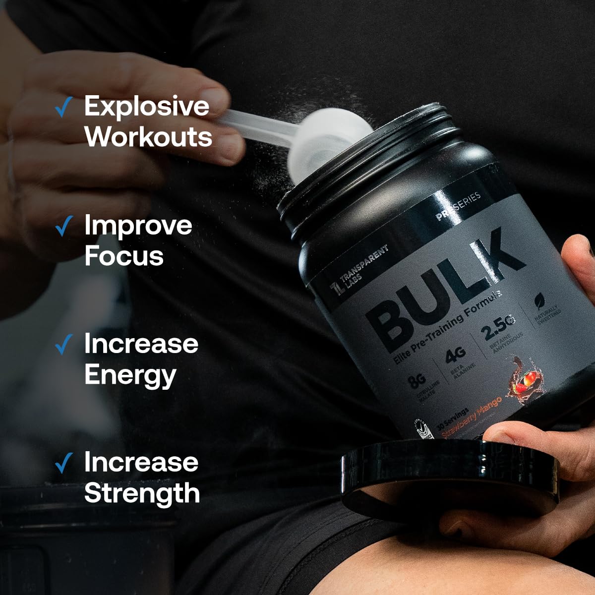 Atleta en gimnasio tomando Bulk Black, Transparent Labs mejora del rendimiento