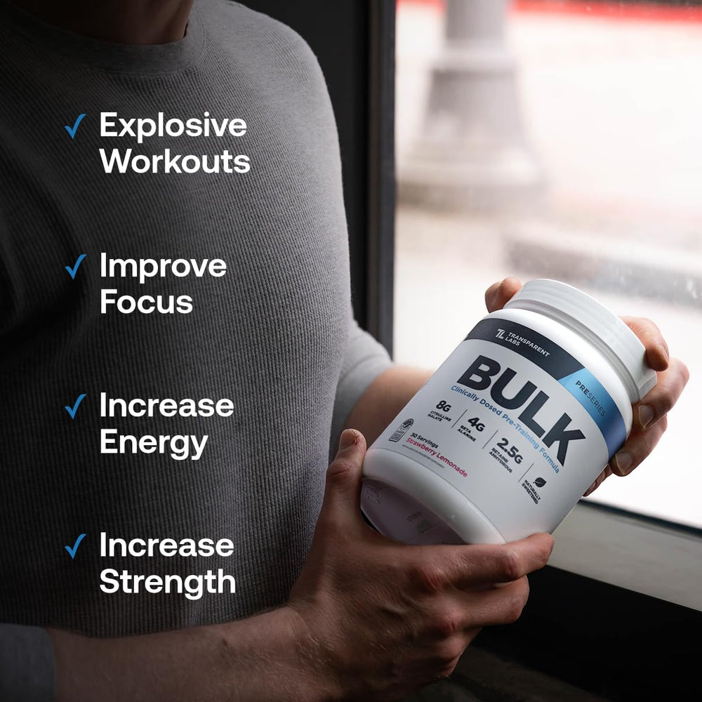 Bote de Transparent Labs Bulk junto a una botella deportiva en gimnasio para uso preentreno práctico