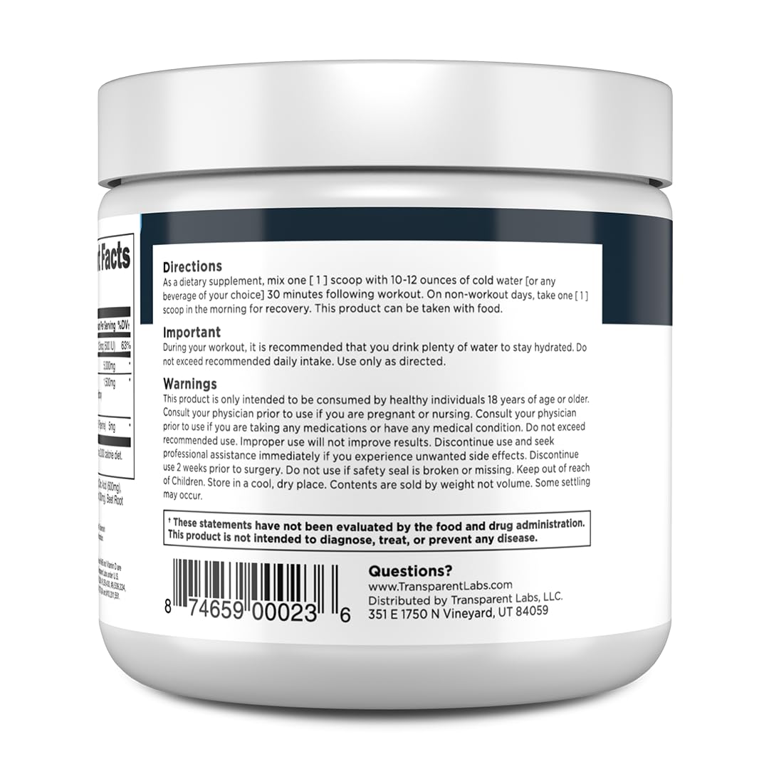 Cuchara medidora con una porción de Transparent Labs Creatine HMB lista para mezclar y dosificar