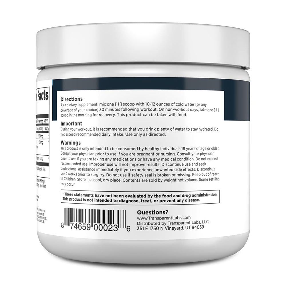 Cuchara medidora con una porción de Transparent Labs Creatine HMB lista para mezclar y dosificar