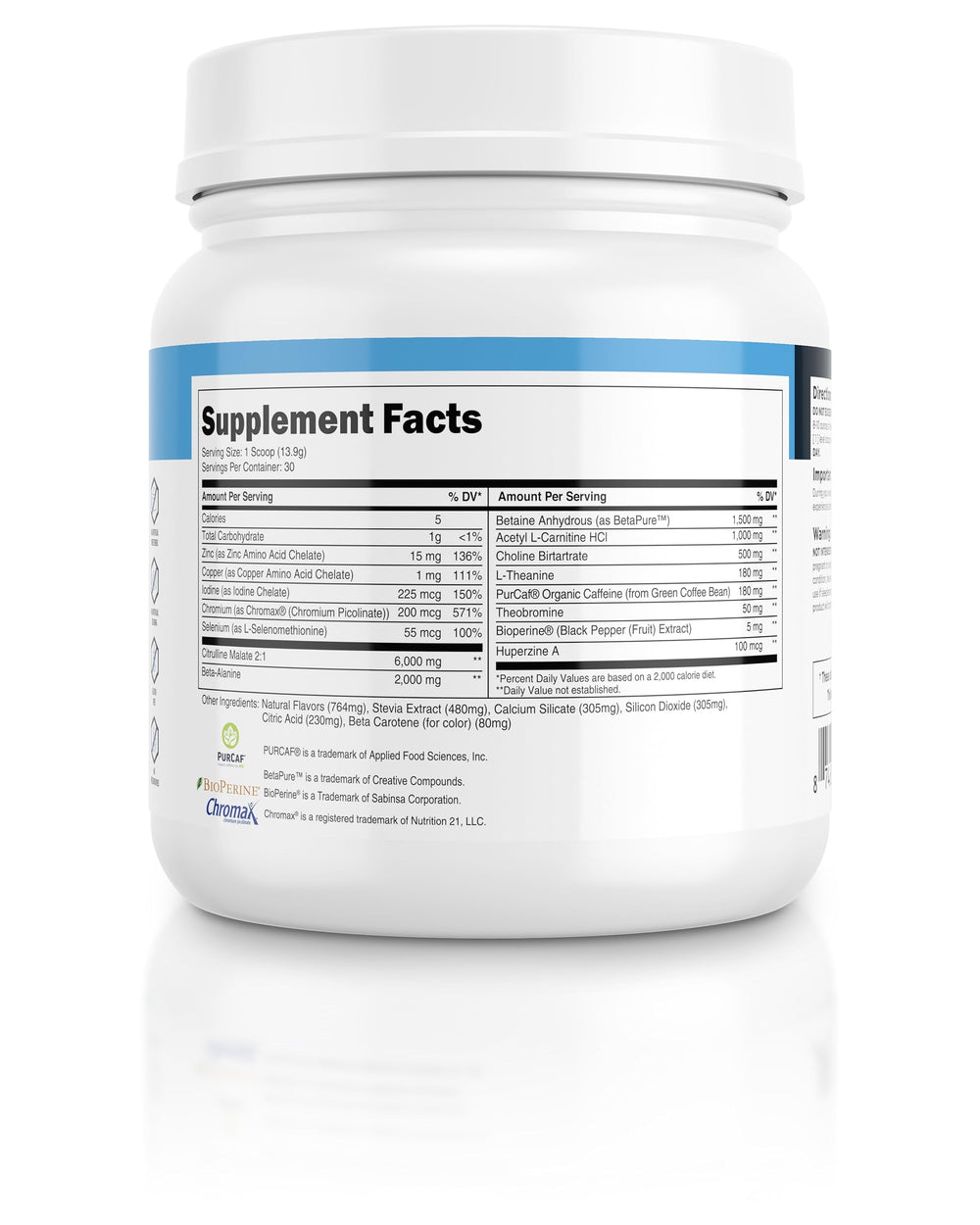 Cucharilla con porción de Transparent Labs comparada al envase para escala
