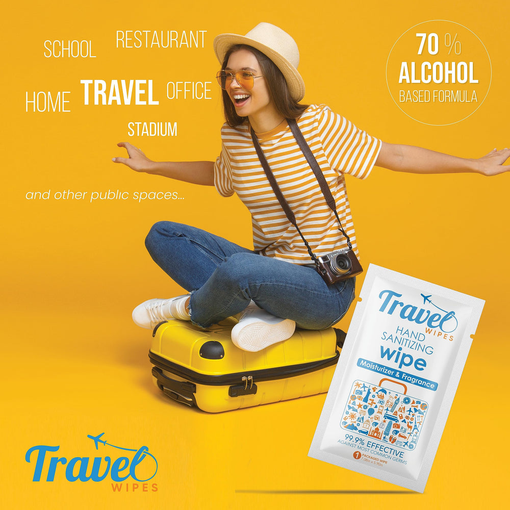 Travel Wipes junto a un monedero para comparar tamaño y portabilidad