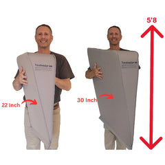 Travelwedge comparación con manos muestra escala y portabilidad