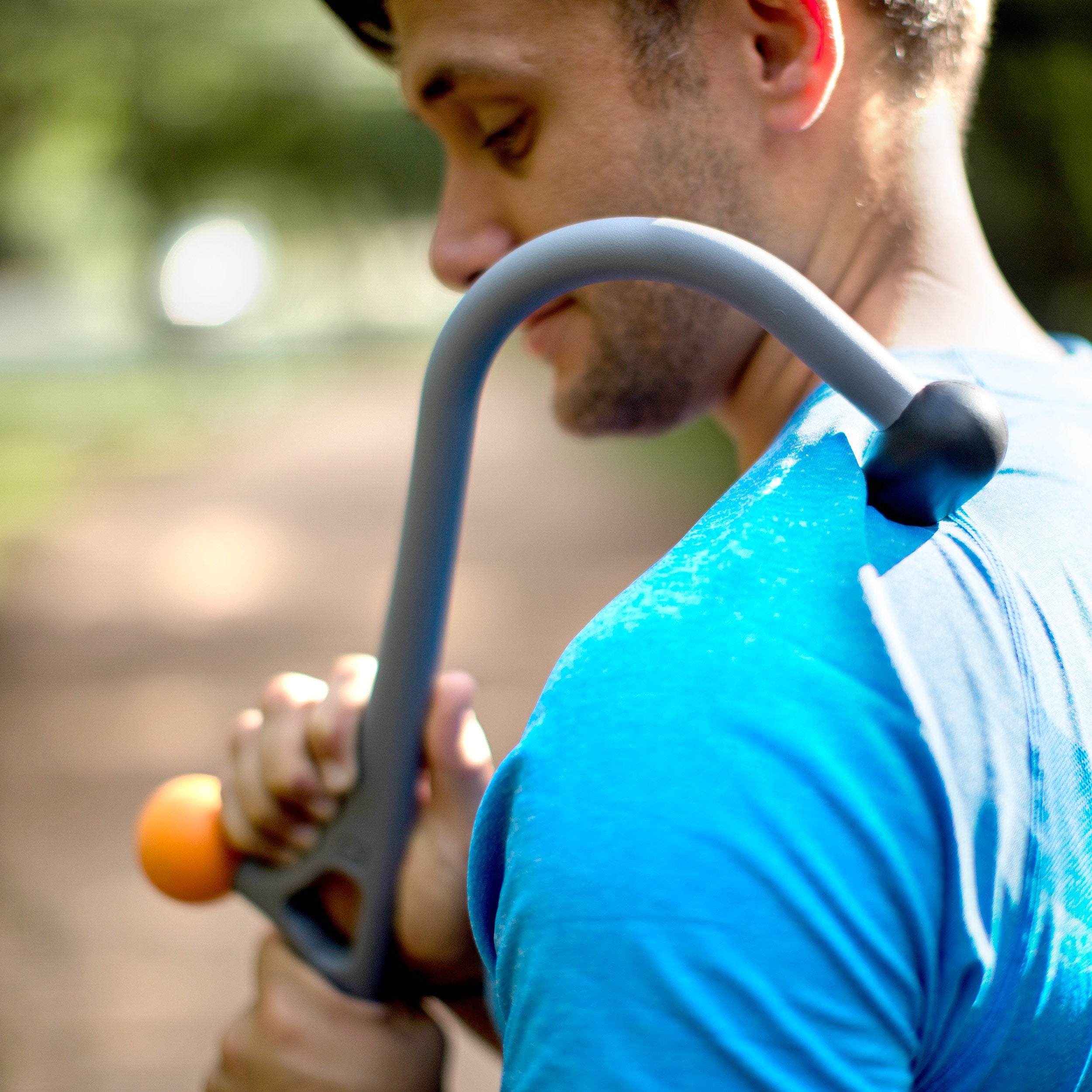 Escena de estilo de vida con TRIGGERPOINT AcuCurve en bolso de deporte
