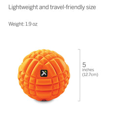 TriggerPoint GRID Ball comparada con mano para mostrar tamaño portátil y control