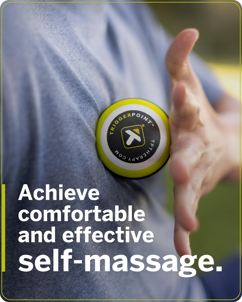 TriggerPoint MB1 en contexto lifestyle con equipo deportivo, apoya recuperación post-entreno