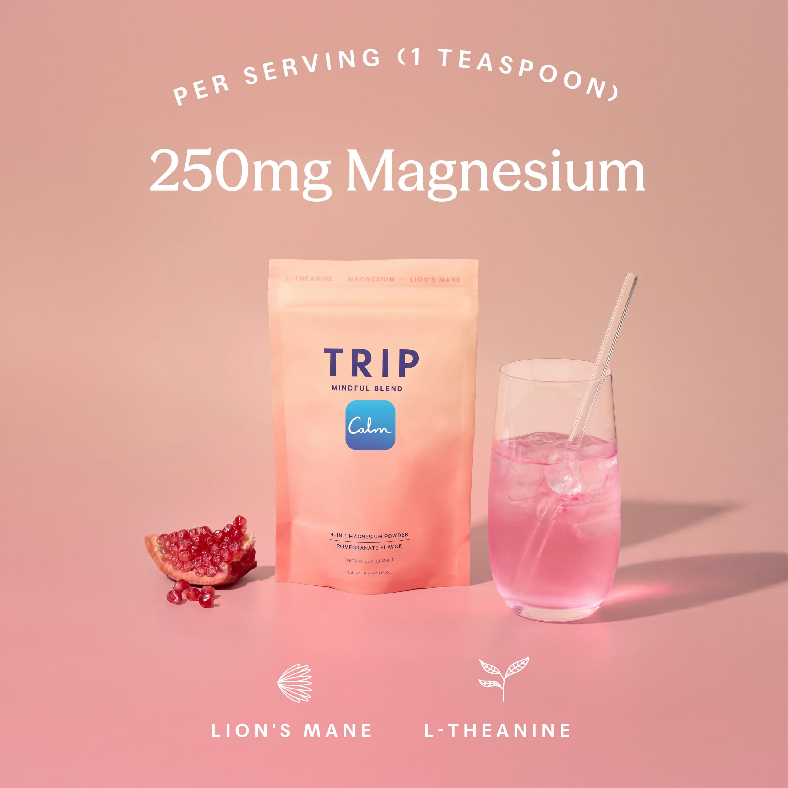 TRIP vaso con bebida rosa en mano, muestra preparación lista para beber