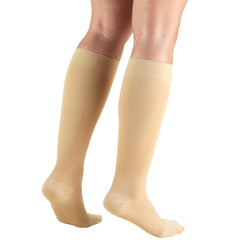 Truform media puesta en pierna demostrando ajuste rodilla alta cómodo