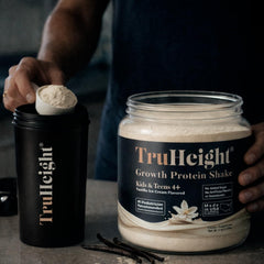 Etiqueta nutricional de TruHeight vainilla visible, mostrando vitaminas y 16g de proteína