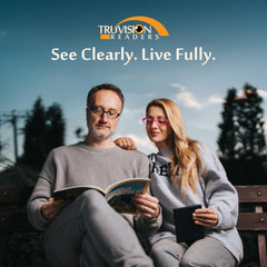 TruVision Readers comparación de tamaño junto a teléfono para escala