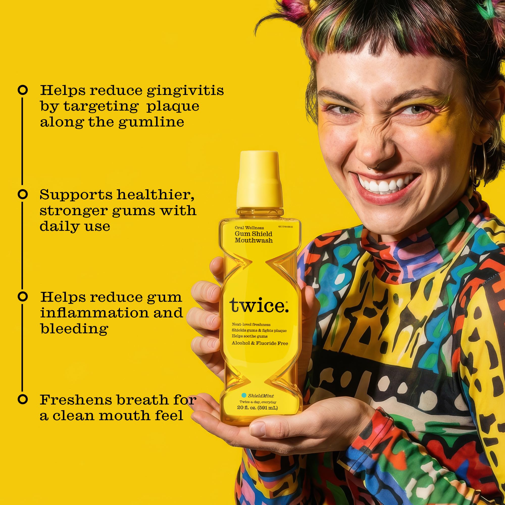 Persona usando TWICE enjuague para reforzar limpieza gingival