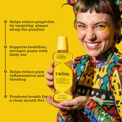 Persona usando TWICE enjuague para reforzar limpieza gingival