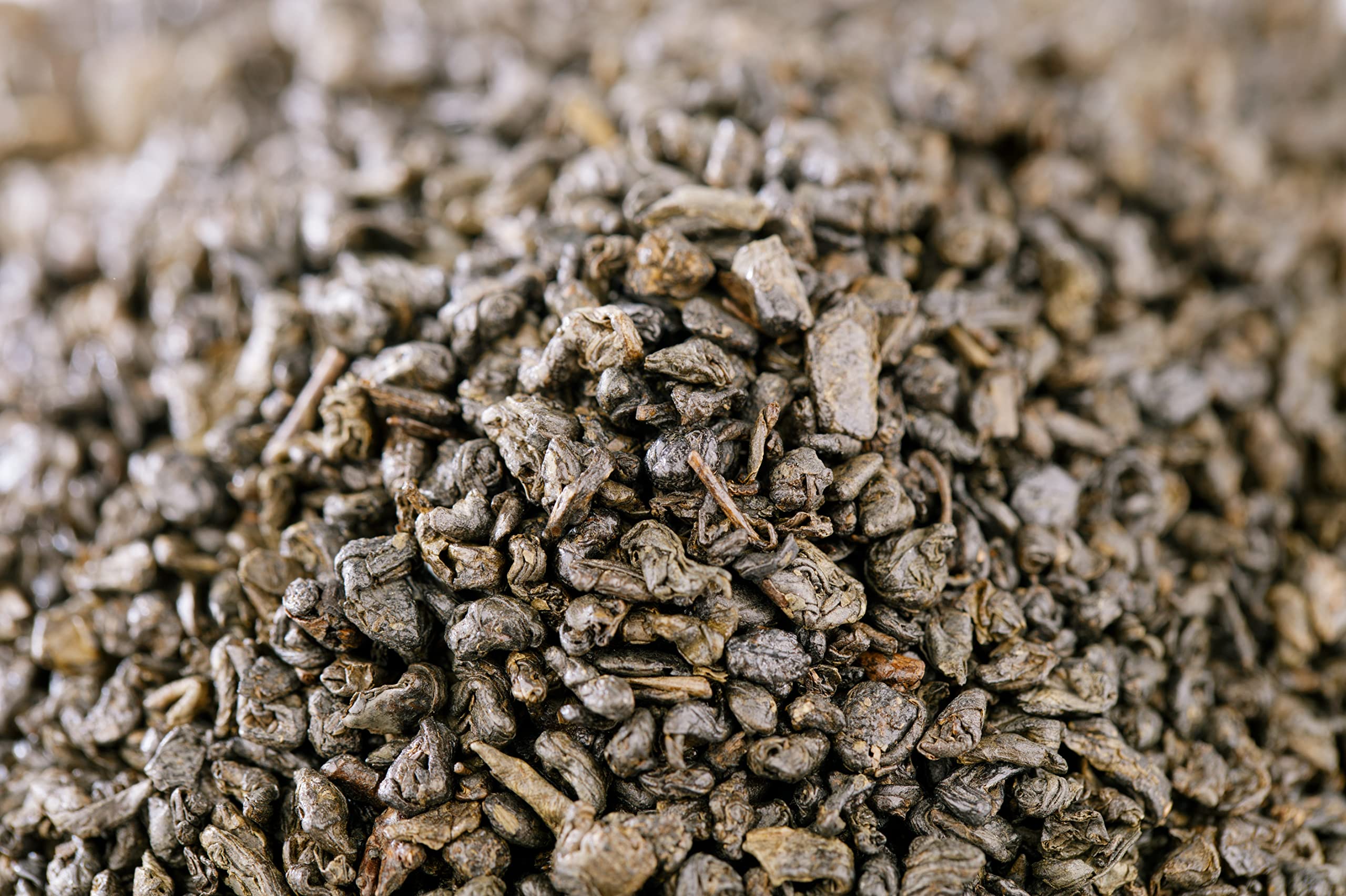 U.S. Wellness Naturals taza con infusión dorada y aroma visible