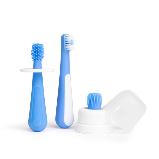 Ubbi set frontal azul mostrando los tres cepillos y accesorios, ideal para comenzar higiene