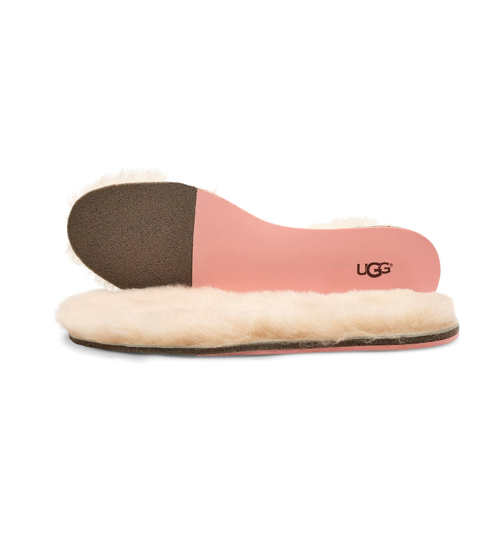 UGG plantilla colocada dentro de un zapato demostrando ajuste y comodidad