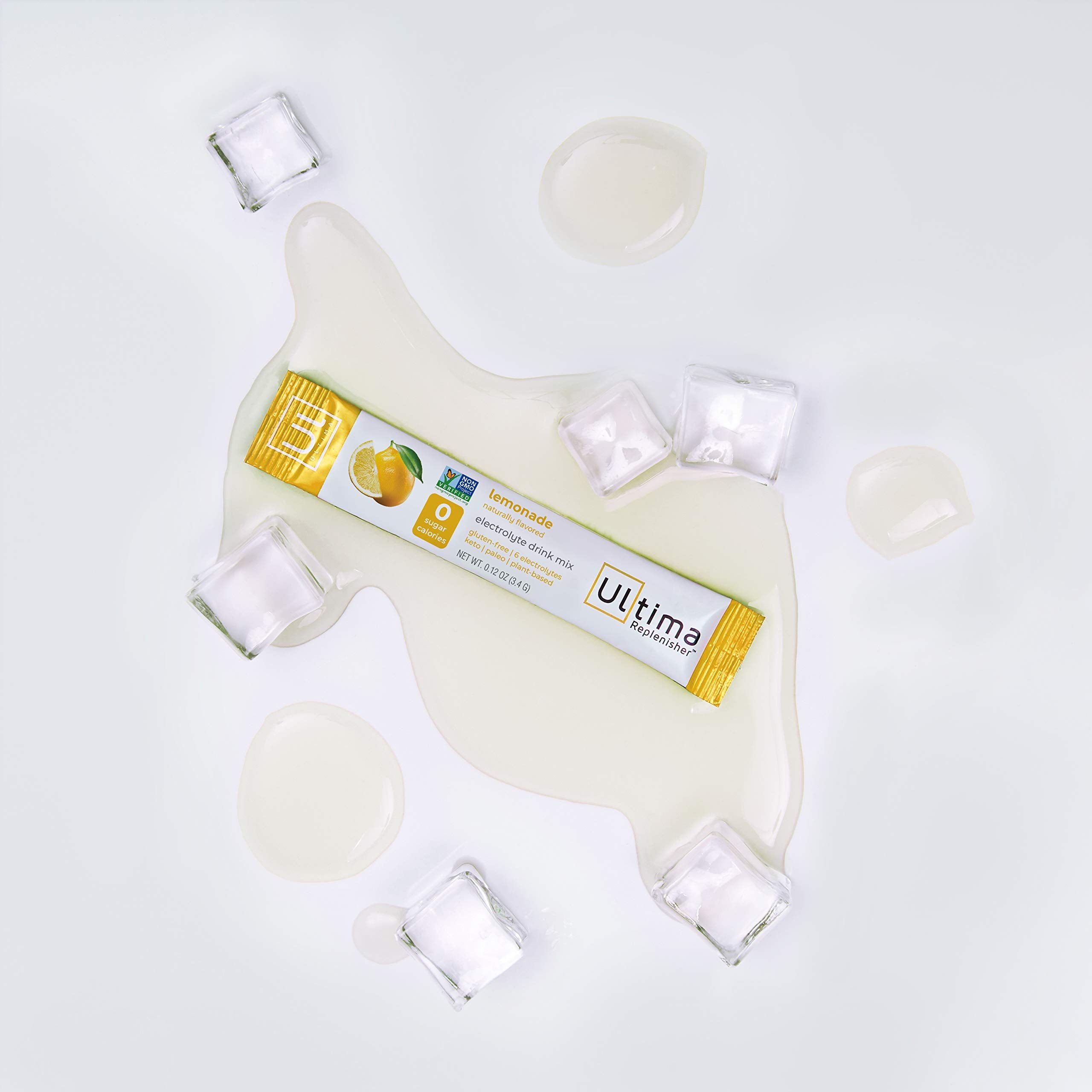 Ultima Replenisher stickpack insertado en botella deportiva, hidratación práctica en movimiento