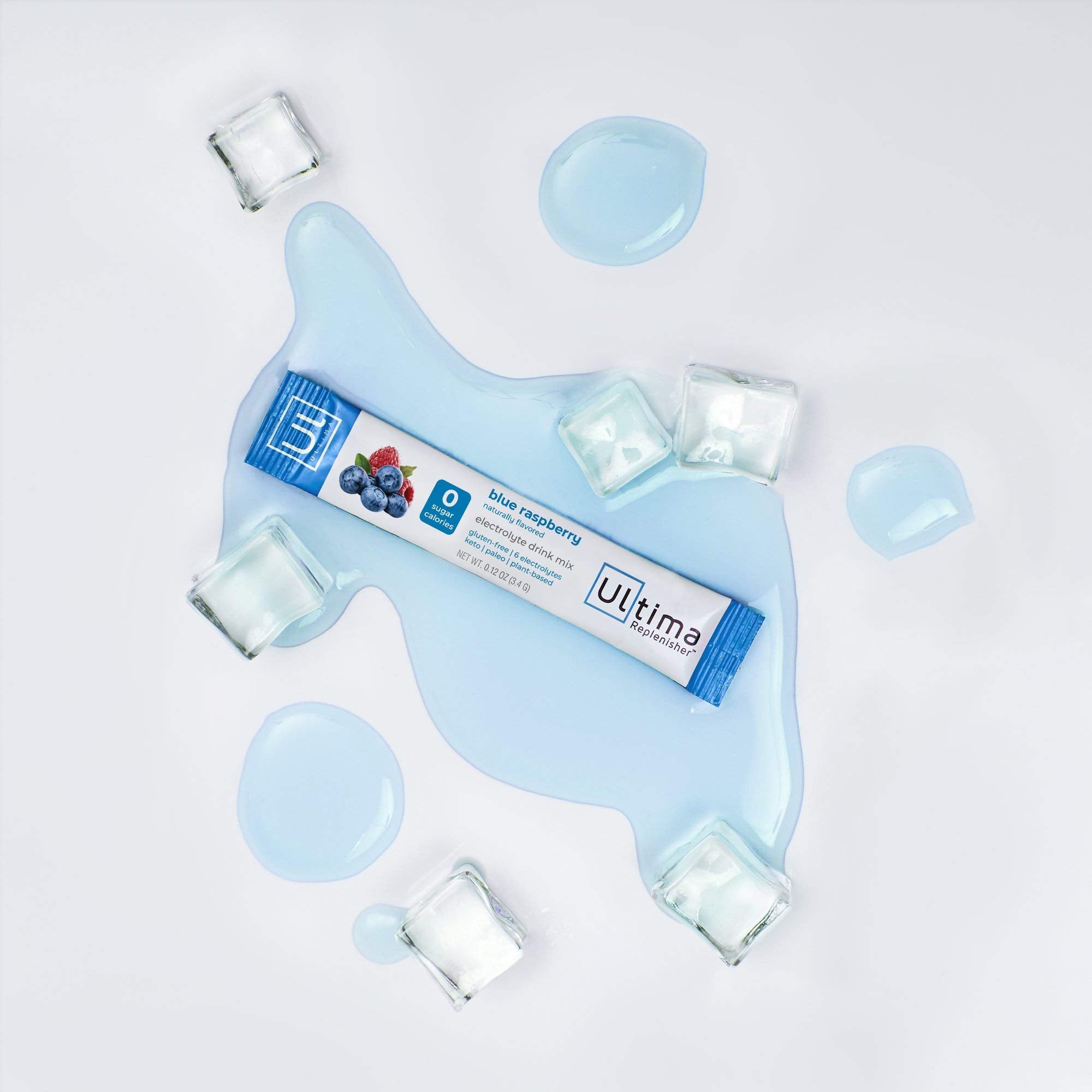 Comparación de tamaño del stickpack Ultima Replenisher junto a una botella