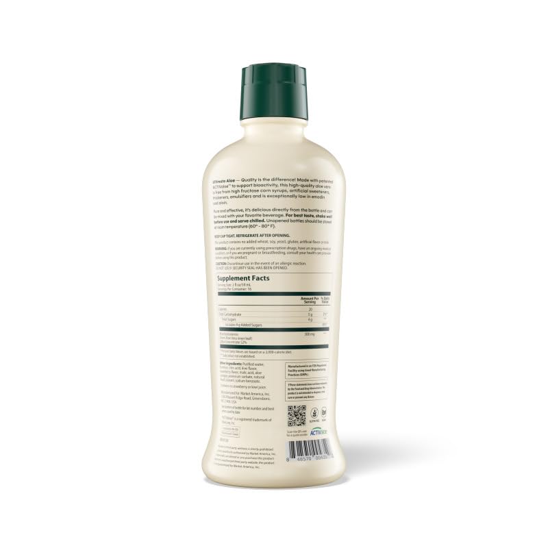 Ultimate Aloe botella en mano para mostrar tamaño y facilidad de transporte