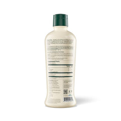 Ultimate Aloe botella en mano para mostrar tamaño y facilidad de transporte