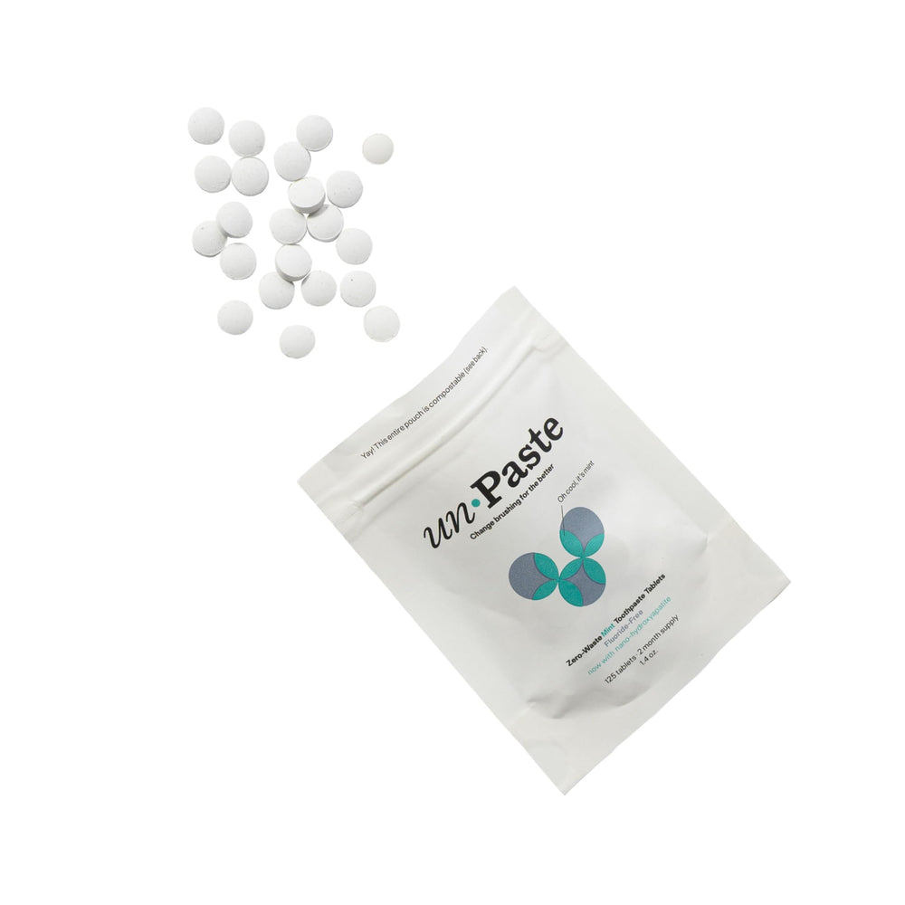 Unpaste producto en baño moderno sugiriendo uso diario y estilo sostenible