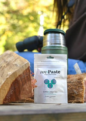 Unpaste envase resellable abierto demostrando cierre reutilizable