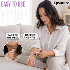 Aplicación de UpNature roll on en la base del cuello para relajación nocturna