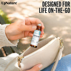 UpNature roll on junto a una moneda para comparar tamaño y conveniencia
