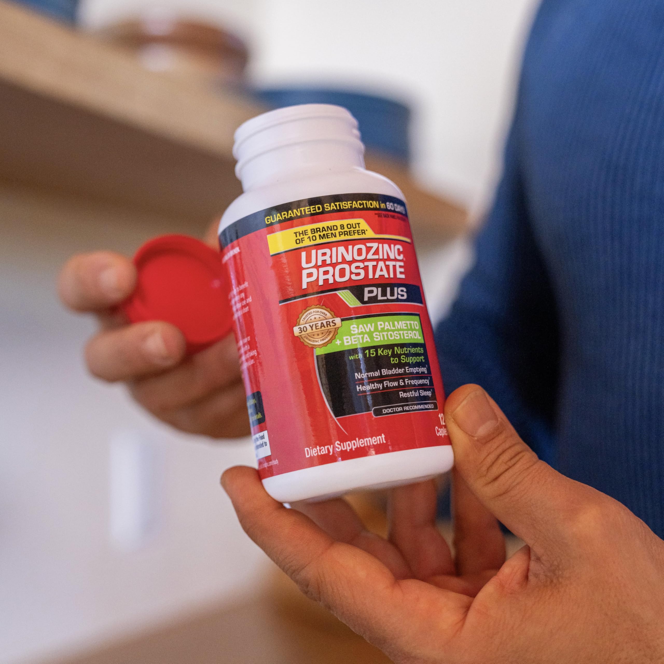 Urinozinc lifestyle hombre 45+ mostrando actividad y cuidado prostático