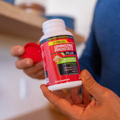Urinozinc lifestyle hombre 45+ mostrando actividad y cuidado prostático