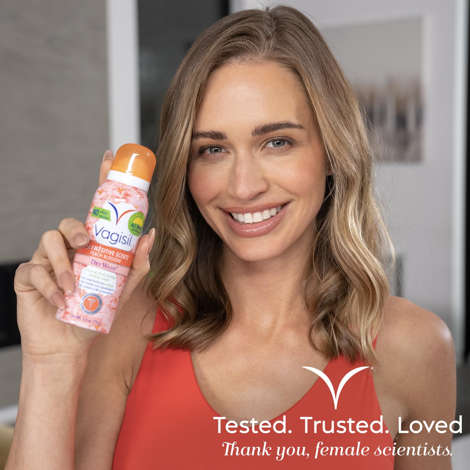 Vagisil comparación de tamaño con mano para evaluar portabilidad