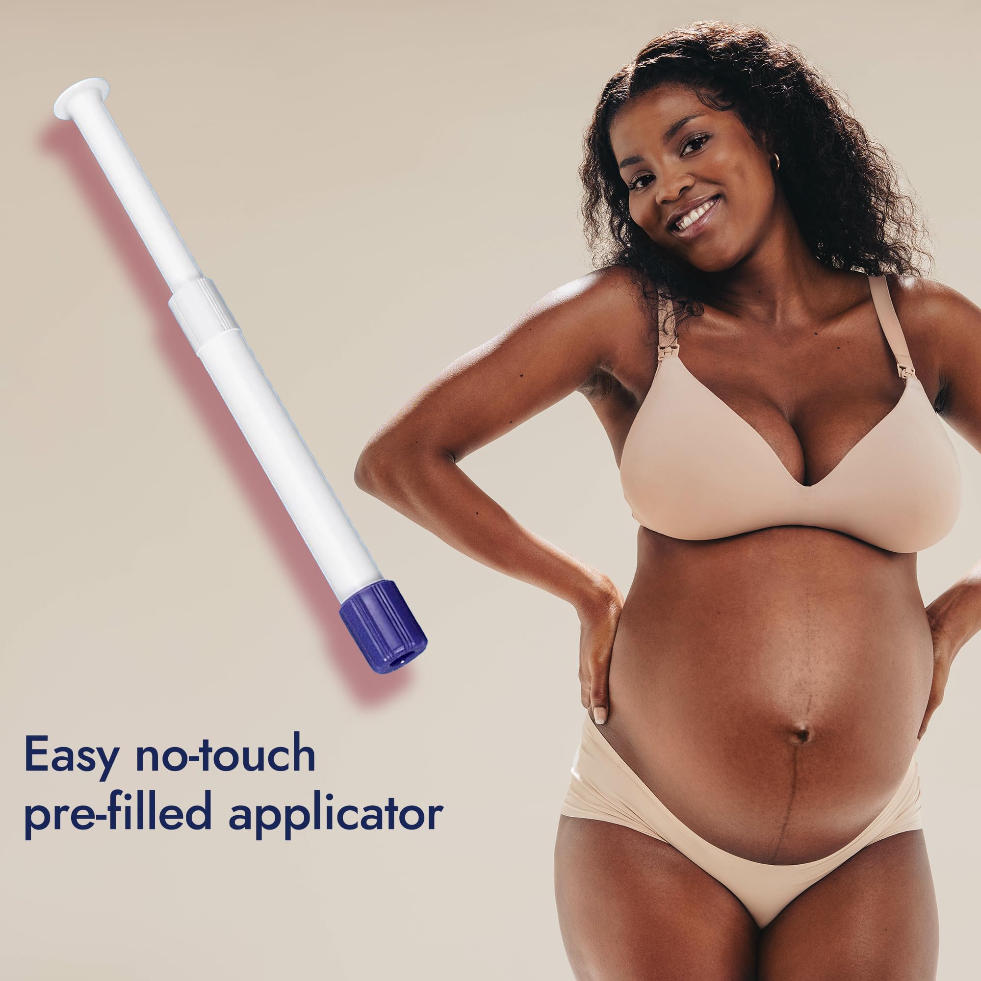 Envase de Vagisil en mano para comparar tamaño y facilidad de transporte